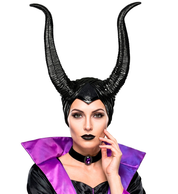 Malefica hoofddeksel gedragen door model, zwarte kap met punt op voorhoofd