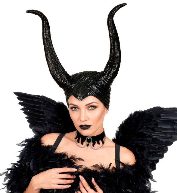 Malefica hoofddeksel bij een zwarte gevallen-feelook met donkere make-up