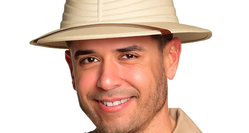 Man met beige tropenhoed op, safarihelm met brede rand en bruin bandje voor een safarifeest