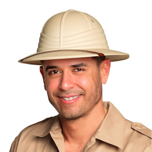 Man met beige tropenhoed op, safarihelm met brede rand en bruin bandje voor een safarifeest