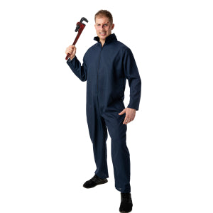 Man in donkerblauwe overall houdt de nep pijpsleutel omhoog, monteurslook voor een griezelfeest