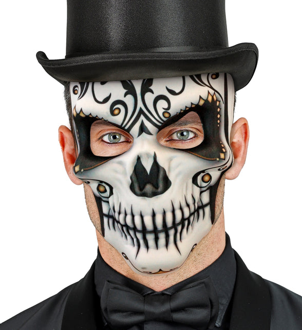 Man draagt dag van de doden masker met hoge hoed en vlinderdas voor Halloween