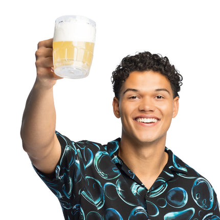 Man heft de plastic LED bierpul gevuld met bier voor een toost op een bierfeest