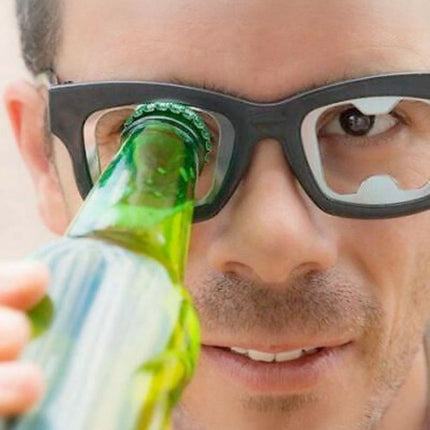 Man opent een flesje bier met de metalen rand van de bril flesopener op een feestavond