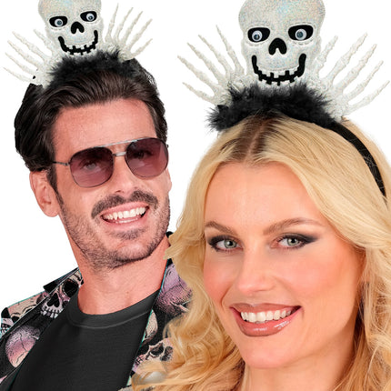 Man en vrouw dragen de hoofdband skelet Stijn met lachende schedel tijdens Halloween