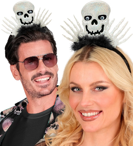 Man en vrouw dragen de hoofdband skelet Stijn met lachende schedel tijdens Halloween