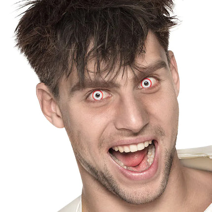 Man met weeklenzen Psycho in beide ogen, witte lenzen met rode rand voor Halloween