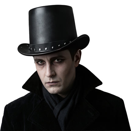 Man met zwarte hoge hoed lederlook en witte schmink, gothic- en Halloweenlook