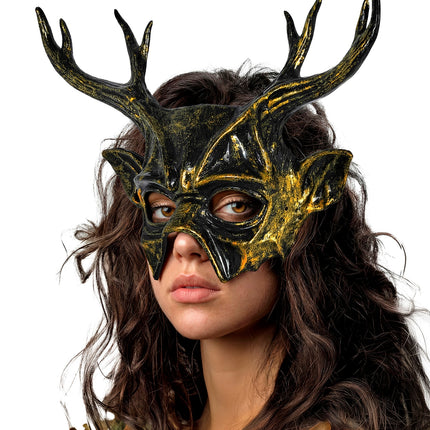 Masker Baphomet op dames gezicht, gouden reliëf rond de ogen en puntige oren