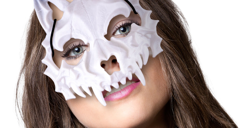 Masker dieren skelet wit gedragen over ogen en bovenlip, met puntige oren en slagtanden, voor Halloween