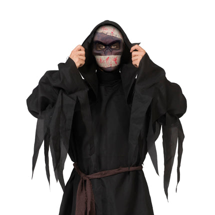 Masker doodskop gedragen onder zwarte capuchon voor een Halloween-griezellook