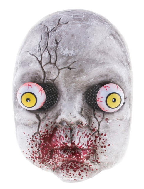 Masker enge baby in wit-grijs met uitpuilende gele ogen en bloedspatten rond de mond, voor Halloween