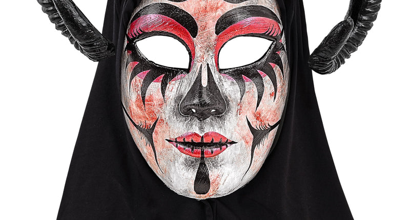 Masker met kap theater duivel vrouw Evi: wit beschilderd gezicht met zwarte kap en gebogen ramshoorns