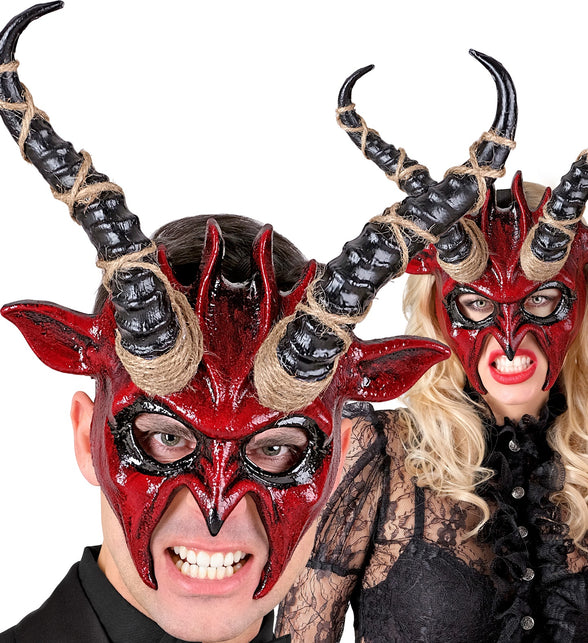 Masker sjamaan duivel Mats gedragen door man en vrouw op een halloweenfeest