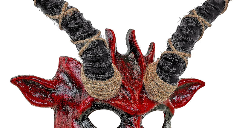Masker sjamaan duivel Mats in rood met zwarte hoorns omwikkeld met jutekoord