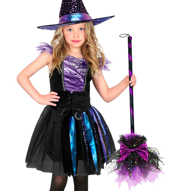 Meisje houdt heksenbezem paars vast bij haar heksenjurk voor Halloween