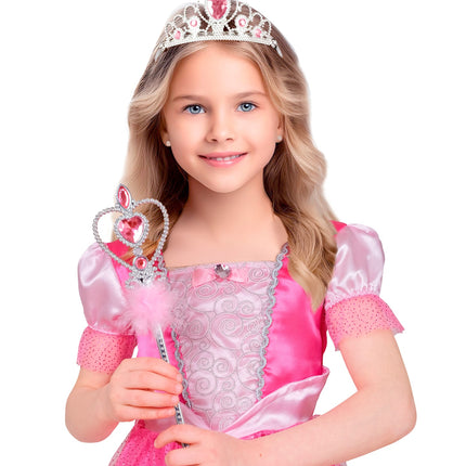 Meisje houdt toverstaf prinsessen met marabou vast bij roze jurk en zilveren tiara