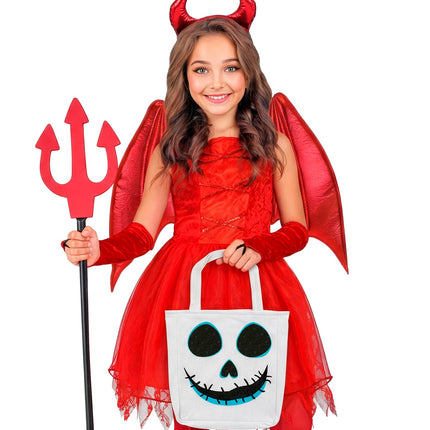 Meisje in rood duivelskostuum met witte snoeptas met spookgezicht voor trick or treat