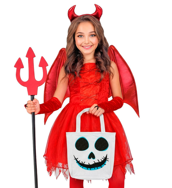 Meisje in rood duivelskostuum draagt de snoeptas met spookgezicht voor de trick-or-treatronde