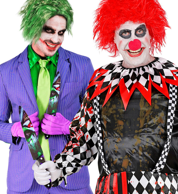Mes kwaadaardige clown Guus vastgehouden naast een horrorclownoutfit met ruitpatroon
