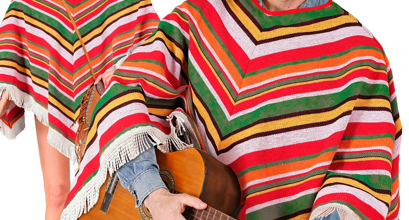 Mexicaanse poncho Sanne met rood-groen-gele strepen en witte franjes, gedragen door dame en heer