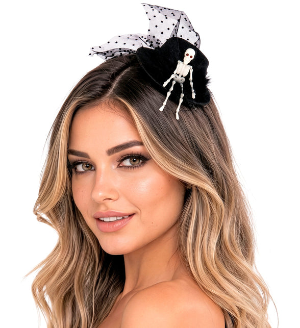 Mini hoge hoed met skelet schuin in het blonde haar gedragen door dame op Halloween