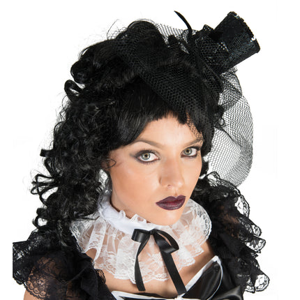 Mini hoge hoed met voile schuin op het hoofd gedragen bij gotische halloweenlook