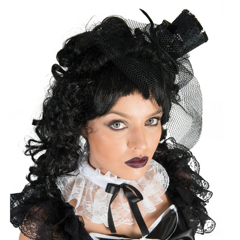 Mini hoge hoed met voile schuin op het hoofd gedragen bij gotische halloweenlook