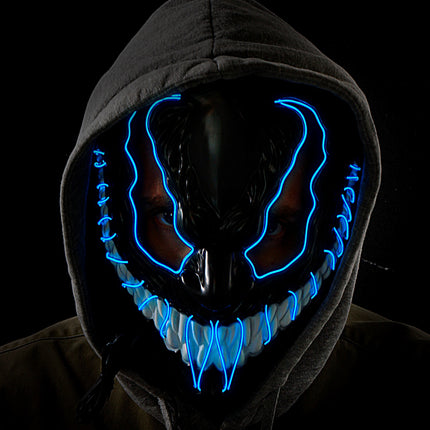 Monster masker led blauw gedragen onder een grijze capuchon, met blauw oplichtende tandenrij