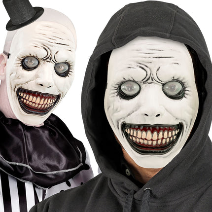 Monstermasker met bolle ogen gedragen onder een zwarte capuchon, grijnzend wit gezicht