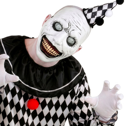 Monstermasker met bolle ogen bij een zwart-wit ruitenkostuum, wit gezicht met tandengrijns
