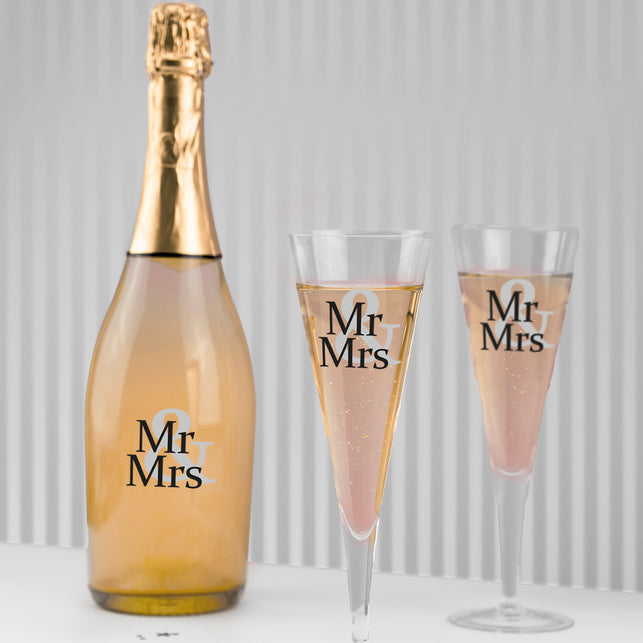 Mr. en Mrs. glasstickers in zwart en grijs op een champagnefles en twee glazen voor een bruiloft