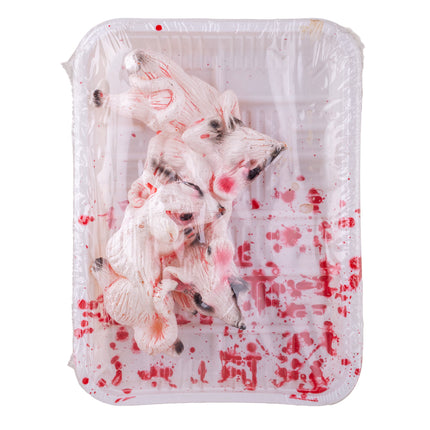 Muizen op schotel van bovenaf, witte nepmuizen onder folie met rode bloedspatten voor Halloween
