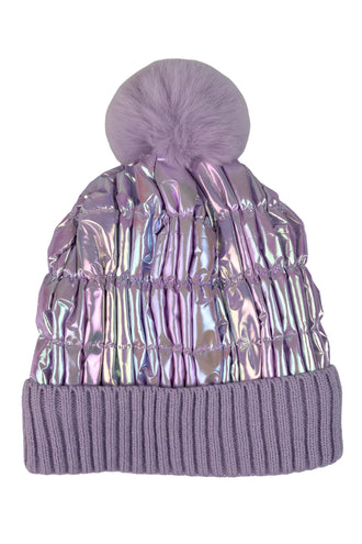 Muts met pompon lila met glanzende metallic bovenkant, ribgebreide omslag en donzige pompon