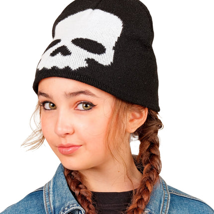 Muts schedel op meisje met vlechten, zwarte beanie met wit schedelmotief