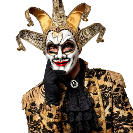 Narrenmasker Venetiaans gedragen door heer, rode lippen en zwart omlijnde ogen