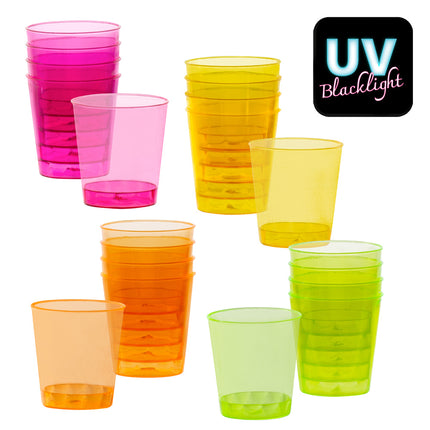 Neon shotglaasjes UV in roze, geel, oranje en groen, gestapeld per kleur