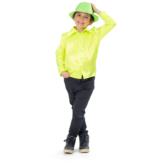 Neongeel discoshirt voor jongens met satijnglans en knoopsluiting, gecombineerd met een donkere broek