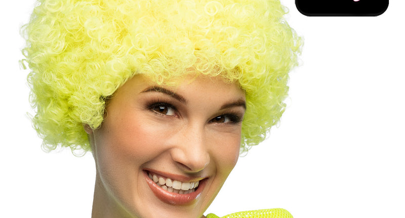 Neongele afropruik met UV-effect, gedragen door vrouw met geel nethemd, voor neonparty