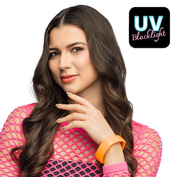 Neonoranje armband Vivid, brede glanzende armring om de pols gedragen, licht op onder blacklight voor een neonfeest