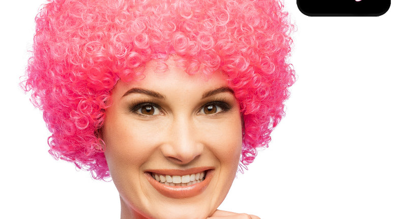 Neonroze afropruik met kleine krullen, gedragen door vrouw, met uv blacklight-effect