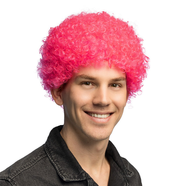 Neonroze krullenpruik op man gedragen, compact afromodel tot over de oren