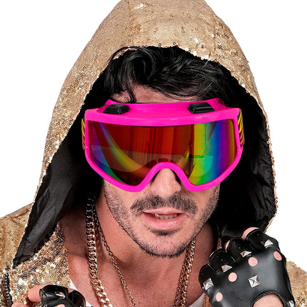 Neonroze skibril met regenboog spiegelglas boven een gouden glitterkap, discofeest