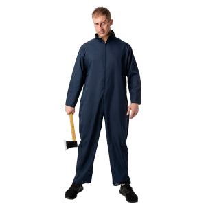 Nep houten bijl in de hand gedragen bij een donkerblauwe overall voor Halloween
