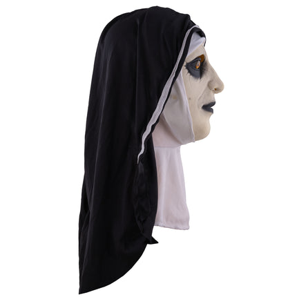Nonnenmasker in zijaanzicht met lange zwarte sluier en witte binnenkap over de hals