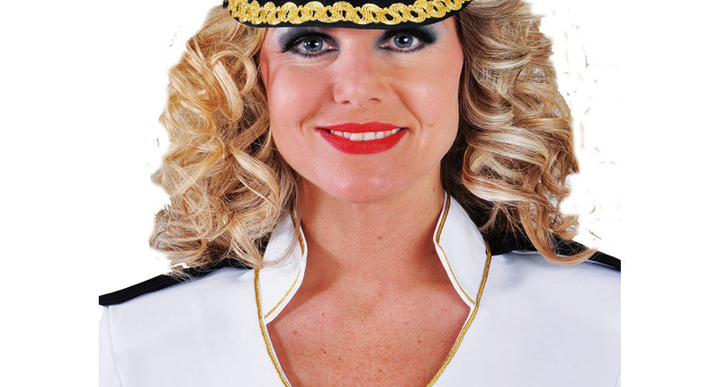 Officierspet wit met zwarte band, gouden koord en embleem, gedragen bij een wit uniformjasje