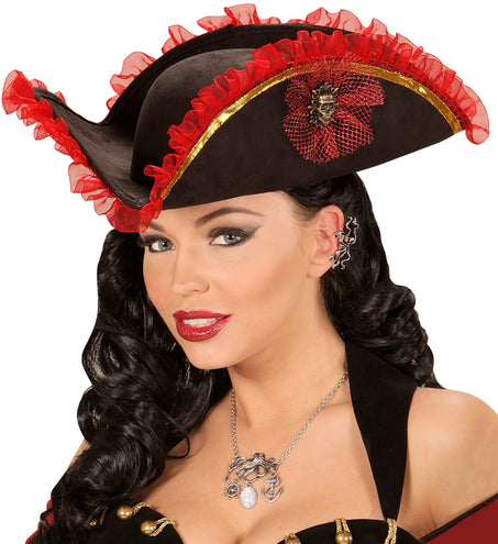 Oorbel Octopus gedragen door dame bij een piratenoutfit, tentakels langs de oorrand