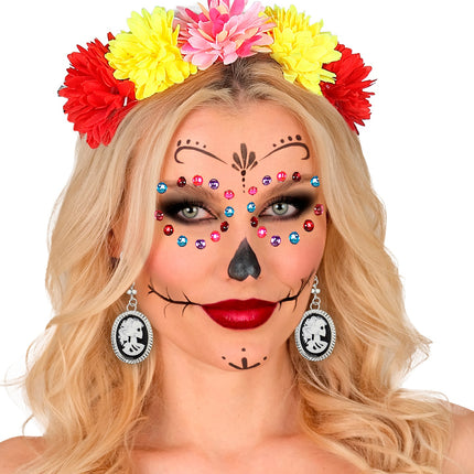Oorbellen piraat met schedel gedragen bij kleurrijke sugar-skullschmink voor Halloween
