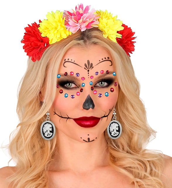 Oorbellen piraat met schedel gedragen bij kleurrijke sugar-skullschmink voor Halloween