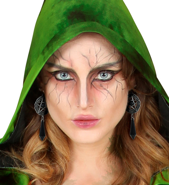 Oorbellen satanisch Zoë gedragen bij een heksenlook met groene capuchon en aderschmink
